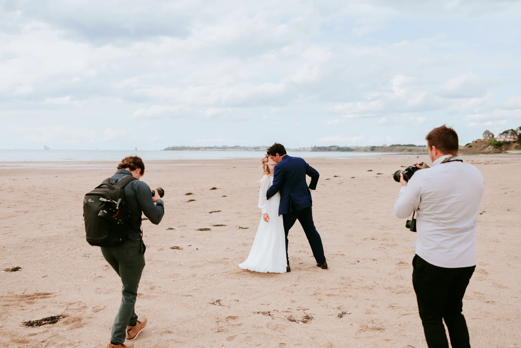 Teddy et Thomas, le duo Lezbroz, en reportage pendant un mariage
